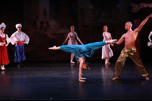 C’est la Veille de Noël, Clara et son frère Fritz se chamaillent: il l