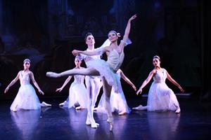 C’est la Veille de Noël, Clara et son frère Fritz se chamaillent: il l