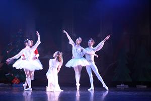 C’est la Veille de Noël, Clara et son frère Fritz se chamaillent: il l