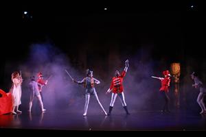 C’est la Veille de Noël, Clara et son frère Fritz se chamaillent: il l