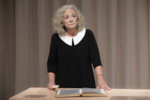 Catherine Hiegel interprète avec une précision parfaite et une ironie 