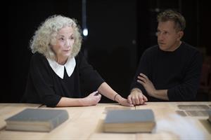 Catherine Hiegel interprète avec une précision parfaite et une ironie 