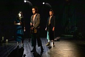 Trois femmes armées sur scène