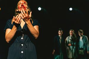 Une femme couverte de sang