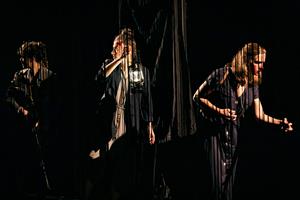 Des femmes avec des lampes