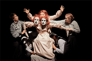 Dans son adaptation visuelle du célèbre mythe de Dracula, Yngvild Aspe