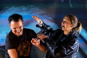 Mêlant cauchemar et réalité, humour noir et jeux de rôles, une sœur et