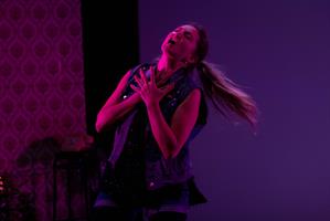 Mêlant cauchemar et réalité, humour noir et jeux de rôles, une sœur et