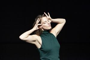 Artiste d’exception aux multiples talents, Julia Perazzini imagine dan