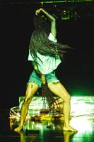 Betty Tchomanga mythique dans un solo de danse photos de scène