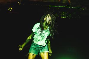 Betty Tchomanga mythique dans un solo de danse photos de scène