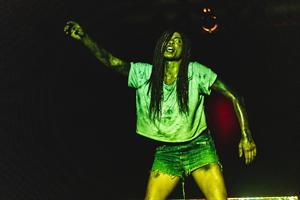 Betty Tchomanga mythique dans un solo de danse photos de scène