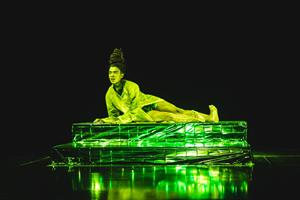 Betty Tchomanga mythique dans un solo de danse photos de scène