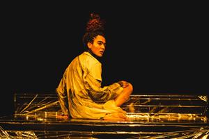 Betty Tchomanga mythique dans un solo de danse photos de scène