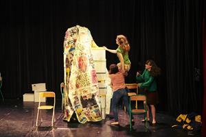 Sur scène, cinq comédiennes se racontent des souvenirs d’école et de c