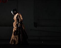 Une personne dans l'ombre