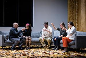 Des personnes trinquent sur un canapé