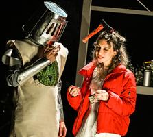 Une femme avec une hâche dans la tête