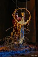 Une marionnette et son manipulateur