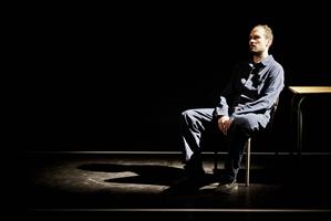 Un homme dans sa cellule