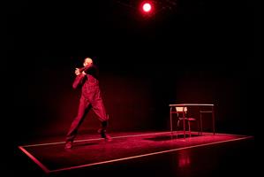 Un homme qui se débat