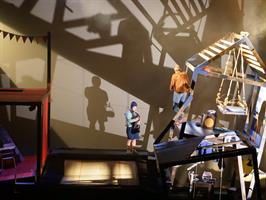 Des comédiens sur scène