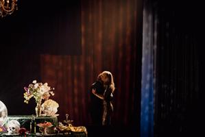 Deux photos de la troupe sur scène