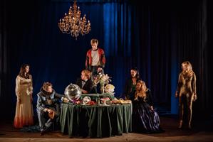 Deux photos de la troupe sur scène