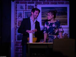 Un homme tentant de séduire une femme