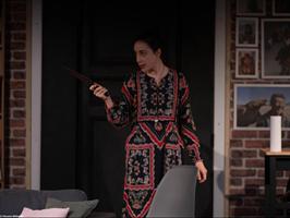 Une femme tenant un ustensile