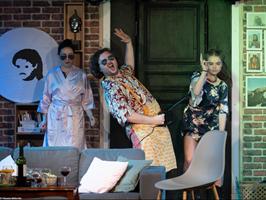 Trois personnes chantant une chanson