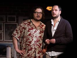 Deux hommes qui discutent