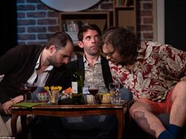 Deux hommes regardant l'entrejambe d'un autre