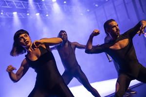 Des danses individuelles provenant de leur passé, les dix interprètes 