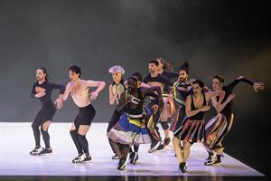 Des danses individuelles provenant de leur passé, les dix interprètes 