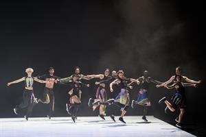 Des danses individuelles provenant de leur passé, les dix interprètes 