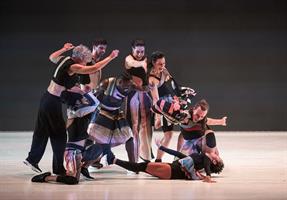 Des danses individuelles provenant de leur passé, les dix interprètes 