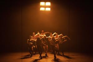 Des danses individuelles provenant de leur passé, les dix interprètes 