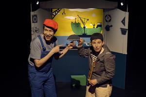 Le jour où Pépito, un petit bateau bleu et blanc à moteur, part vers l
