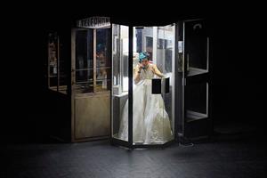 Des personnes autour d'une cabine téléphonique