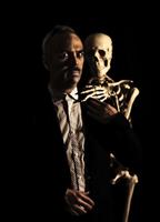 Un homme avec un squelette