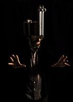 Un homme avec un casque étrange