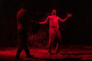 Après la mort de son amant, Tom, dévasté, se rend au fin fond de la ca