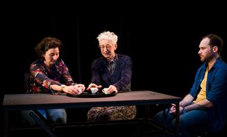 Comédie dramatique sur la fin de vie, Ceux qui restent raconte le voya