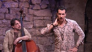 Un contrebassiste qui écoute un comédien