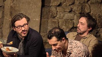 Un homme qui parle en mangeant