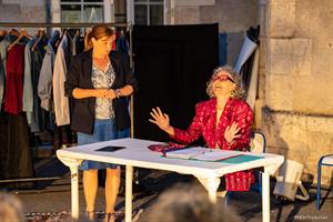 Deux femmes qui se parlent