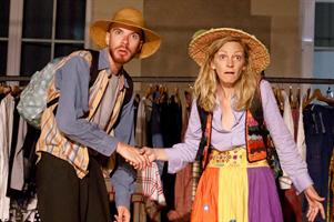 Un homme et une femme avec des chapeaux