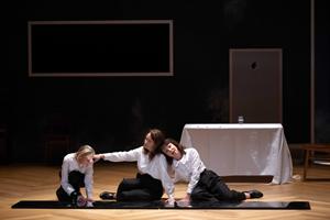 Le trio de comédiennes sur scène