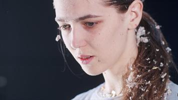 Une femme sous la neige